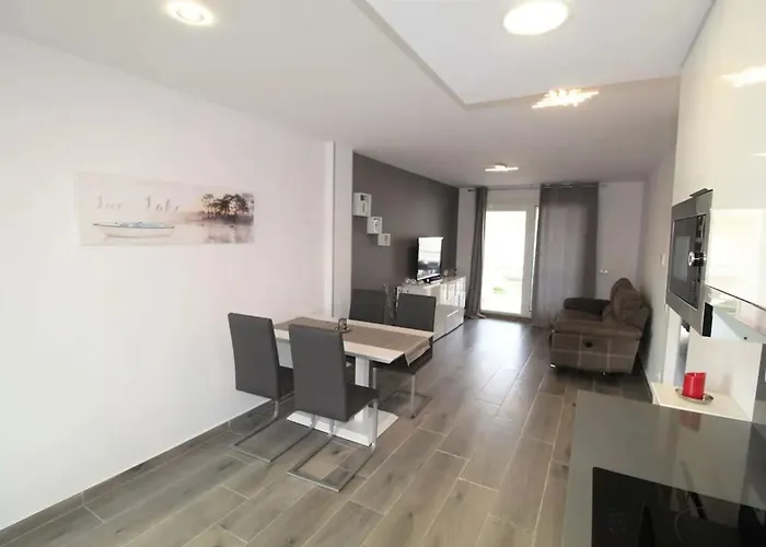 Apartamento Cozy In With Shared Pool